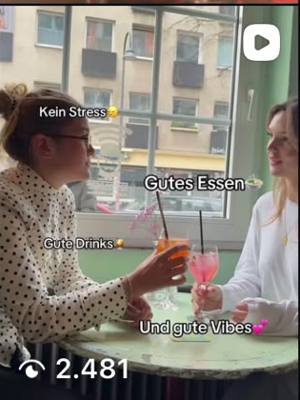 Reel: zwei Gäste mit Drinks